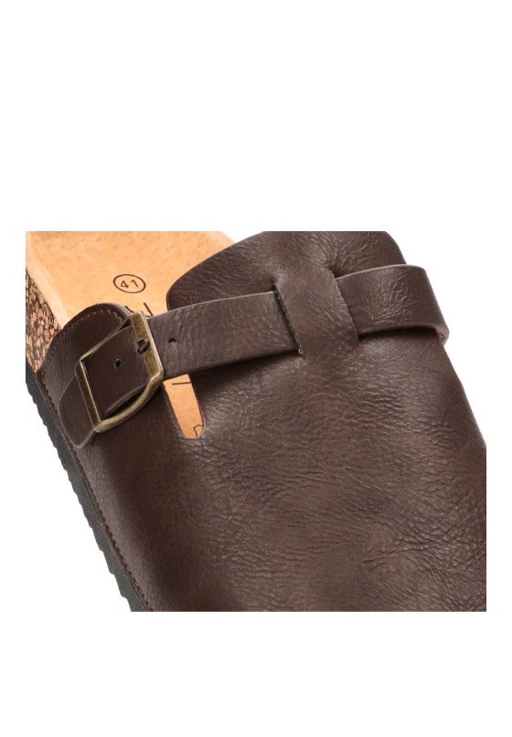 Zueco marrón sintético con hebilla y suela plana de hombre STAY 27-2527C