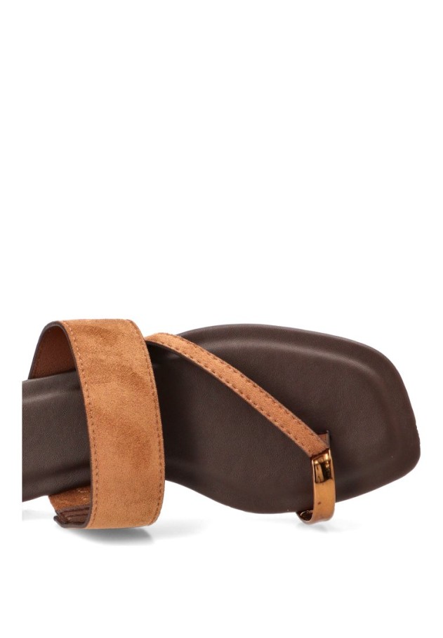Sandalia dedo anillo camel para mujer HG-5815