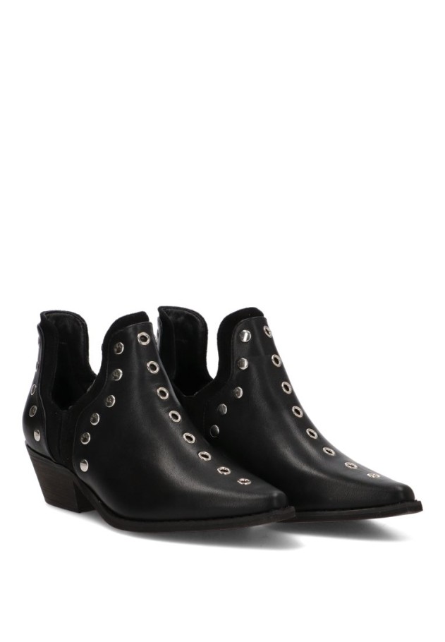 Botín campero negro con tachas y tacón medio de mujer S-5514