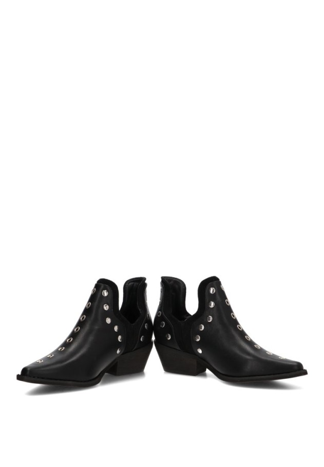 Botín campero negro con tachas y tacón medio de mujer S-5514