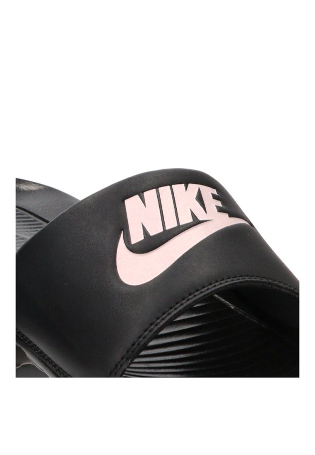 Chanclas de playa Nike CN9677 negras con pala de goma y suela plana para mujer