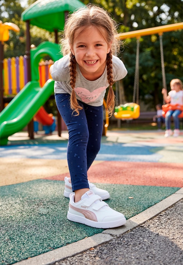 Deportivo blanco PUMA 408381 para niña con suela plana y cierre de velcro