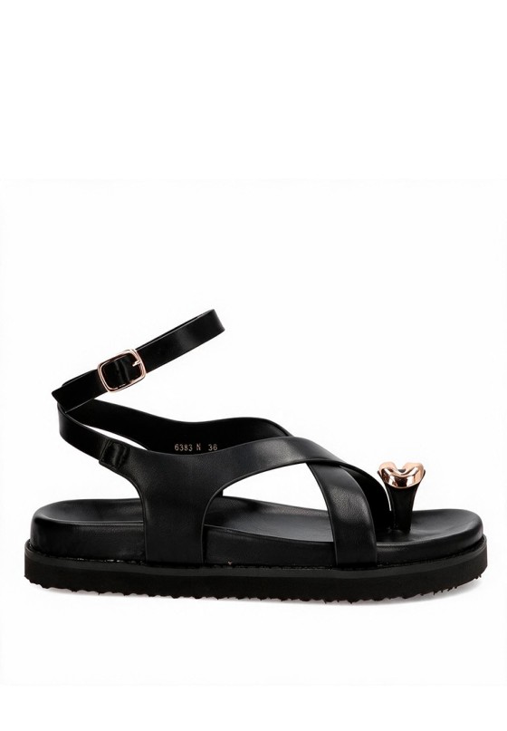 Sandalia negra TINAS 6383 para mujer con anilla y suela plana