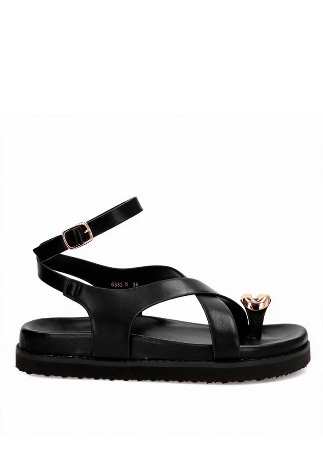 Sandalia negra TINAS 6383 para mujer con anilla y suela plana