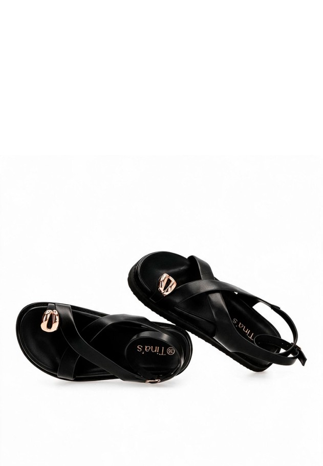 Sandalia negra TINAS 6383 para mujer con anilla y suela plana