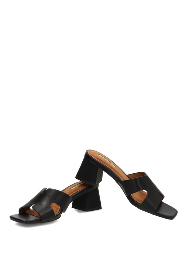 Sandalia negra con tacón medio de mujer LUNA TREND M5370