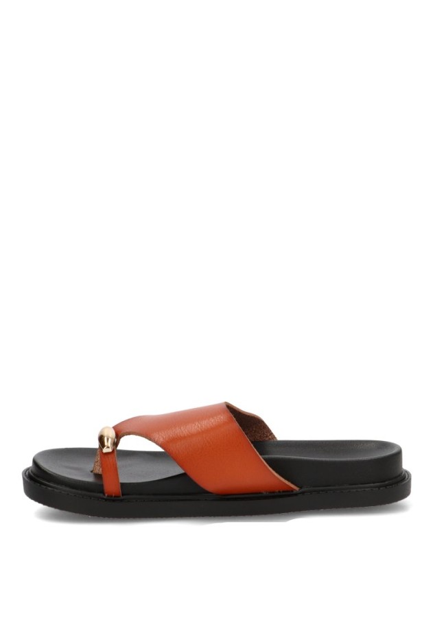 Sandalia camel con suela plana de mujer SORAIA XG-2A003