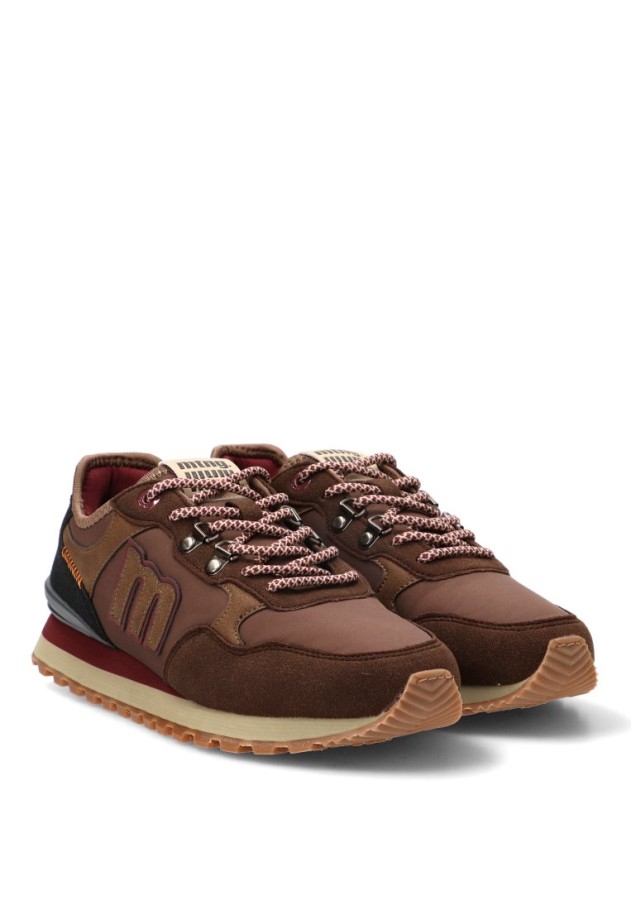 Deportivo con suela plana para hombre MUSTANG 84867 café sintético