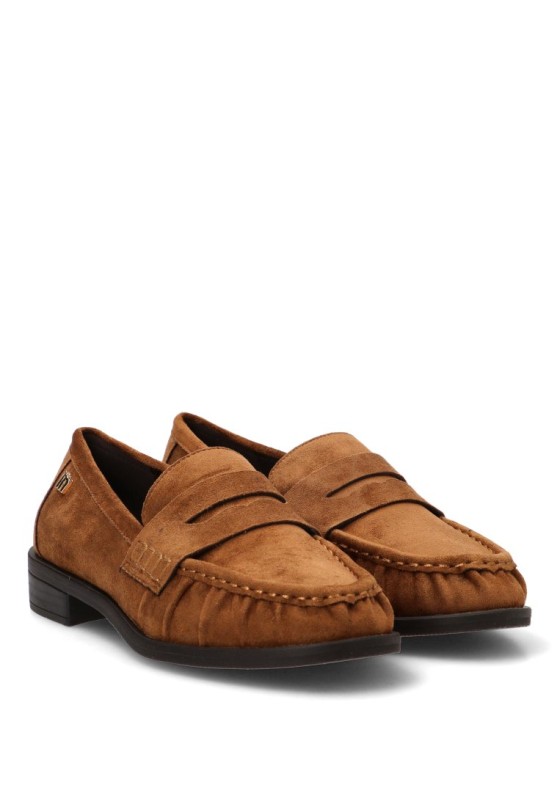 Mocasín antelina color cuero de mujer Mustang 56571