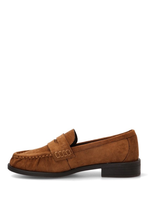 Mocasín antelina color cuero de mujer Mustang 56571