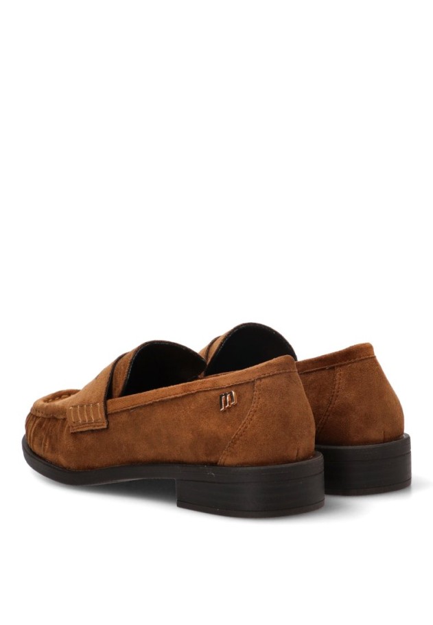 Mocasín antelina color cuero de mujer Mustang 56571