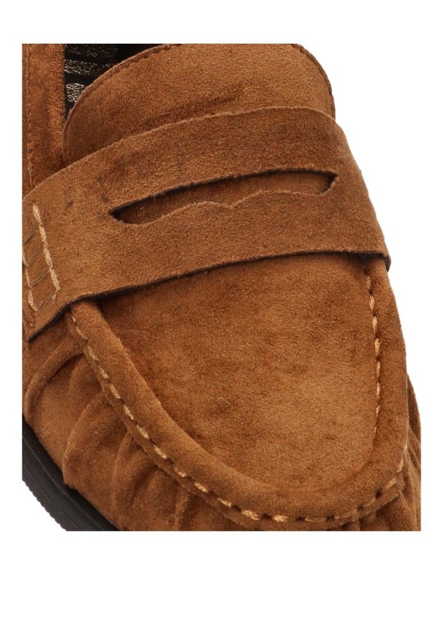 Mocasín antelina color cuero de mujer Mustang 56571
