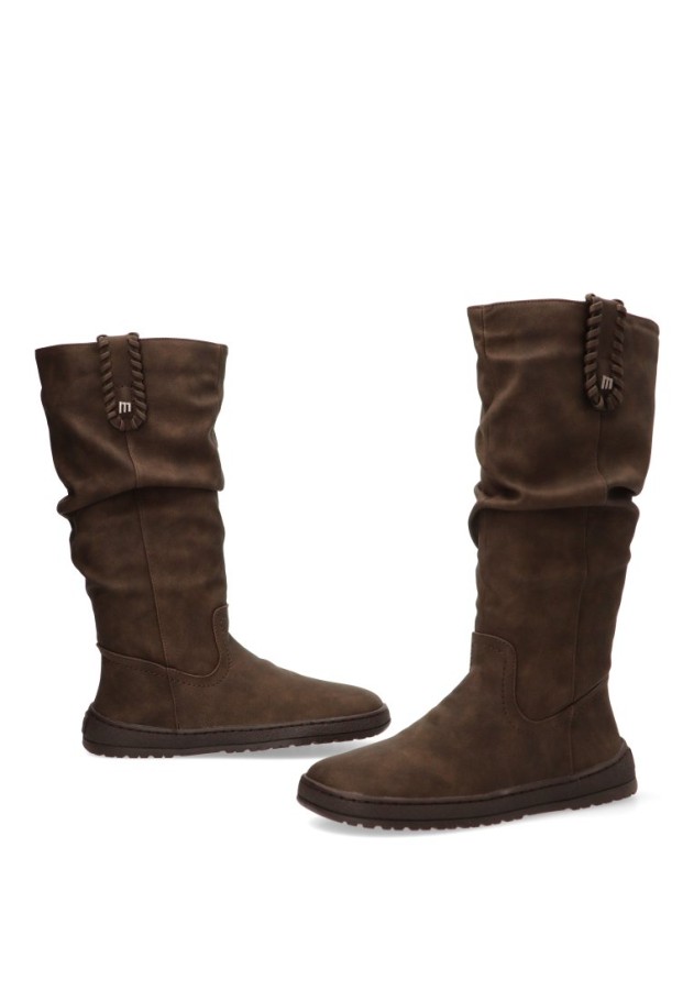 Bota café de mujer MUSTANG 85506 con suela plana estilo barefoot