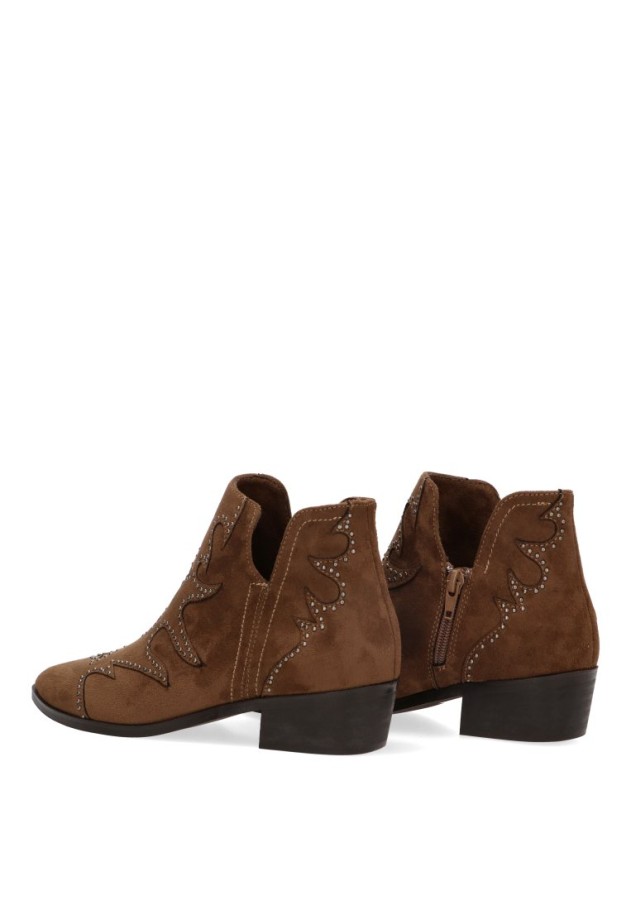 Botín campero camel con tachuelas y tacón medio M6740 de mujer YULIA CR