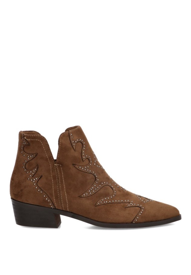 Botín campero camel con tachuelas y tacón medio M6740 de mujer YULIA CR