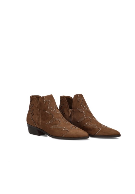 Botín campero camel con tachuelas y tacón medio M6740 de mujer YULIA CR