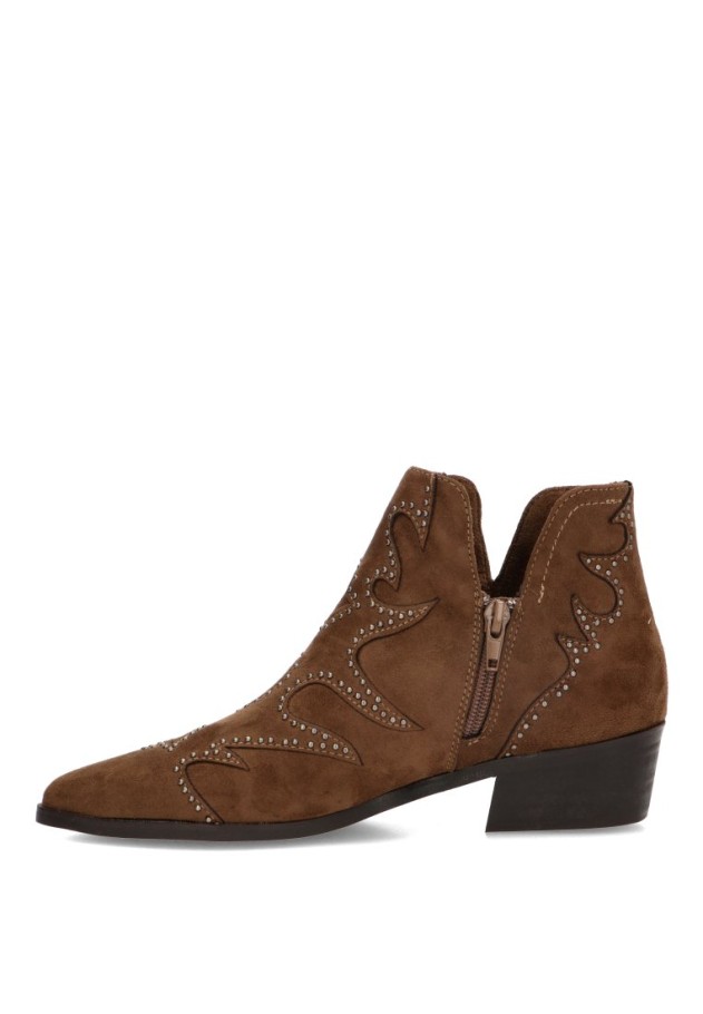 Botín campero camel con tachuelas y tacón medio M6740 de mujer YULIA CR