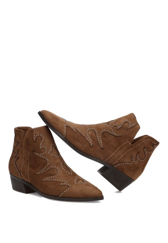 Botín campero camel con tachuelas y tacón medio M6740 de mujer YULIA CR