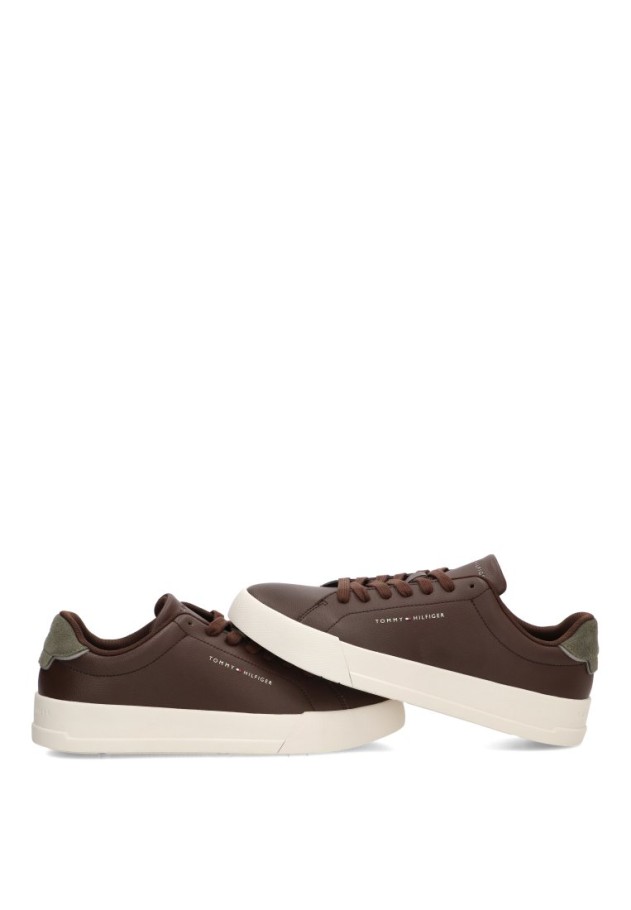 Deportivo en piel chocolate con suela plana de hombre TOMMY HILFIGER FM0FM05367