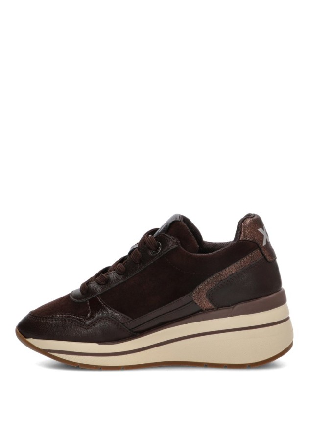 Deportivo marrón con cuña media de mujer XTI 146169