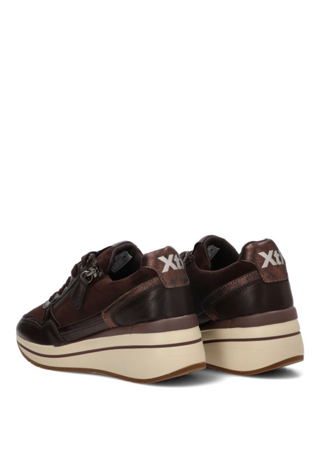 Deportivo marrón con cuña media de mujer XTI 146169