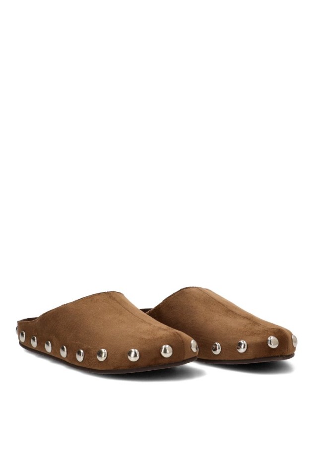 Zueco destalonado camel con tachuelas para mujer LUNA TREND M6615