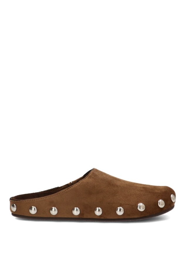 Zueco destalonado camel con tachuelas para mujer LUNA TREND M6615