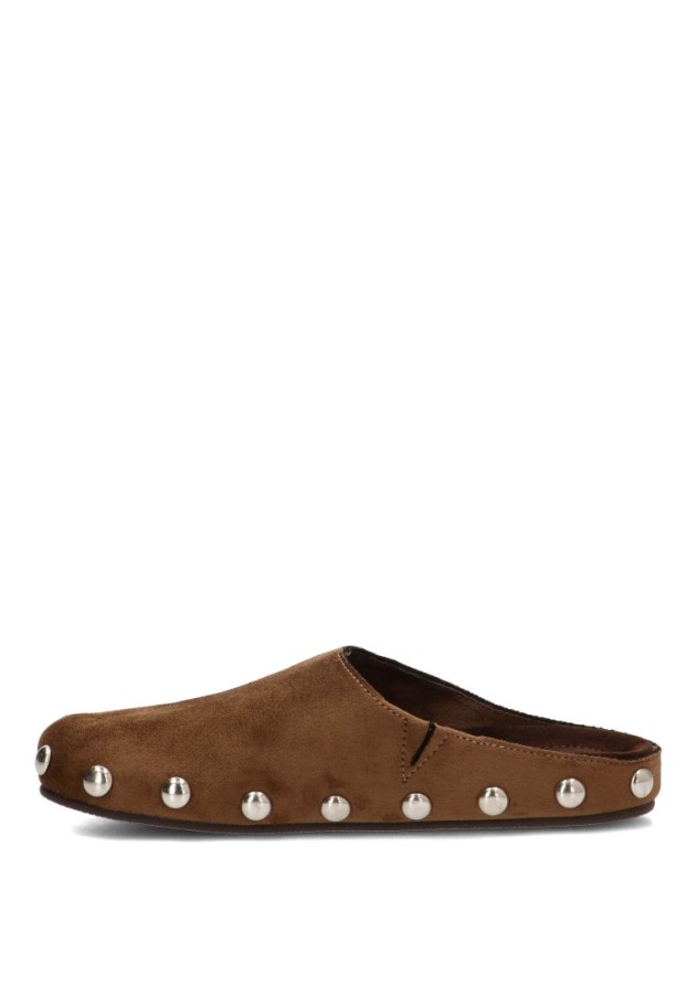 Zueco destalonado camel con tachuelas para mujer LUNA TREND M6615