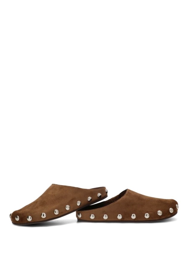 Zueco destalonado camel con tachuelas para mujer LUNA TREND M6615