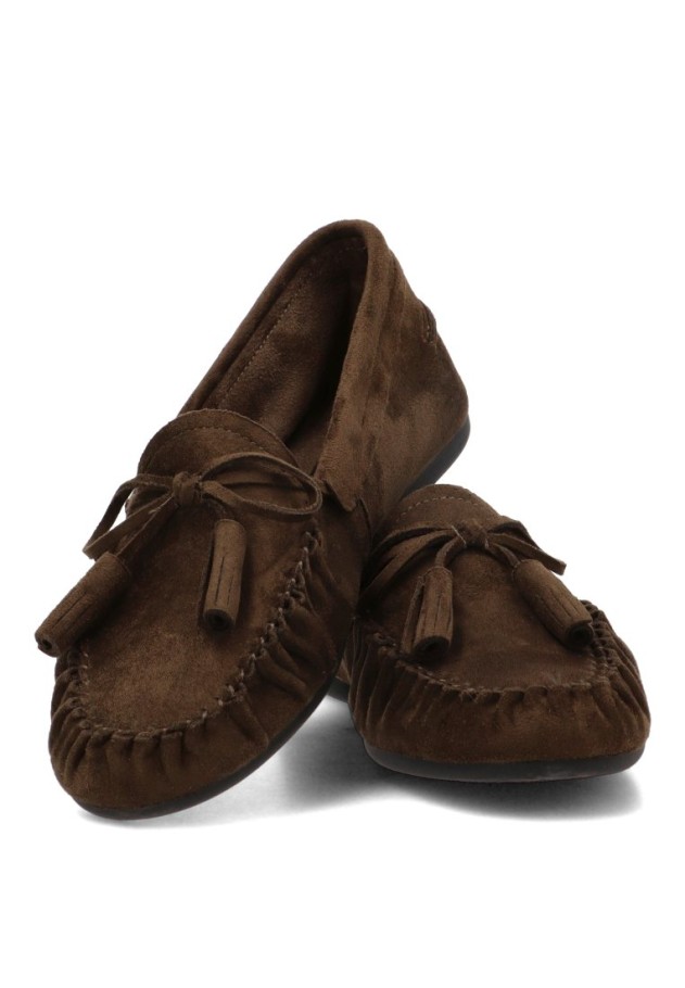 Mocasín M6640 YULIA de mujer en textil kakhi con borlas y suela plana