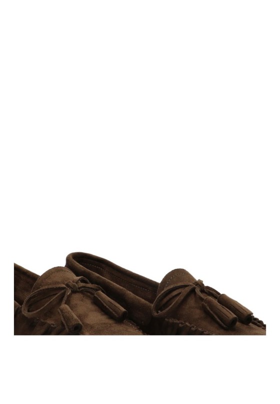 Mocasín M6640 YULIA de mujer en textil kakhi con borlas y suela plana