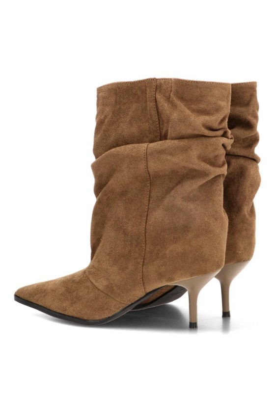 Botín arrugado ETIKA 32033 para mujer en antelina taupe con tacón medio