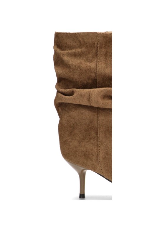 Botín arrugado ETIKA 32033 para mujer en antelina taupe con tacón medio