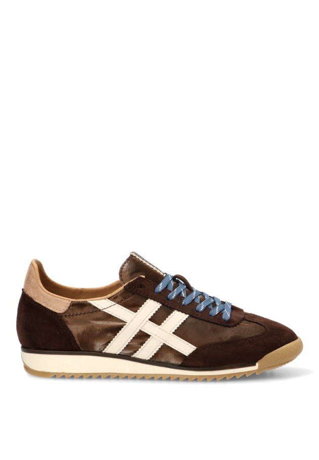 Deportivo café con cordones y suela plana de mujer M6515