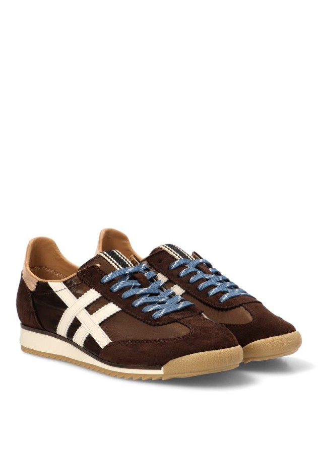 Deportivo café con cordones y suela plana de mujer M6515
