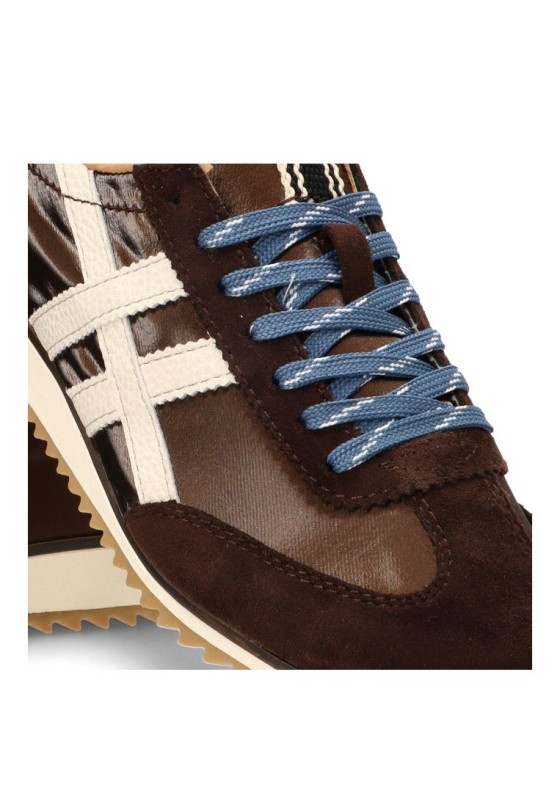 Deportivo café con cordones y suela plana de mujer M6515