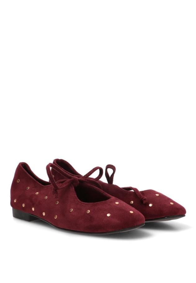 Bailarina CEREZA P149 en antelina burdeos con tachuelas y lazo