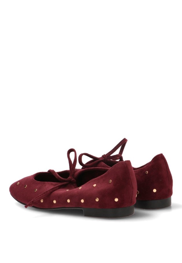 Bailarina CEREZA P149 en antelina burdeos con tachuelas y lazo