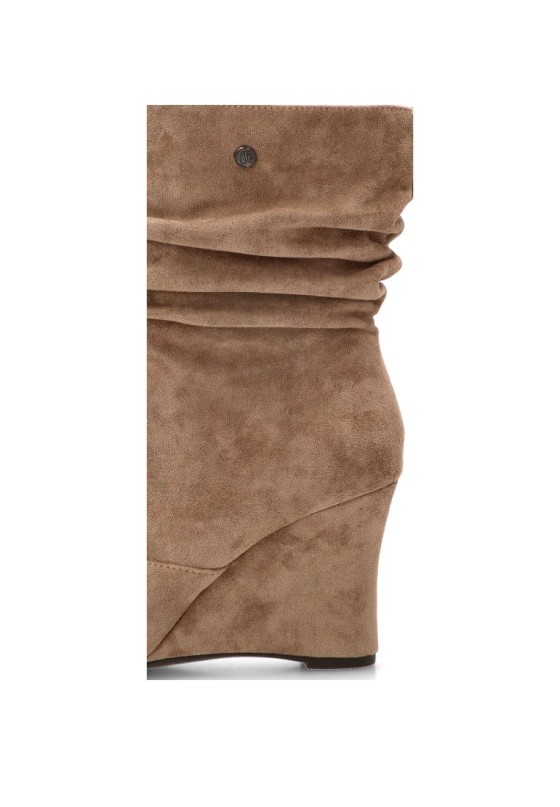 Botín de mujer BUONAROTTI NS-6097 en antelina beige con cuña alta