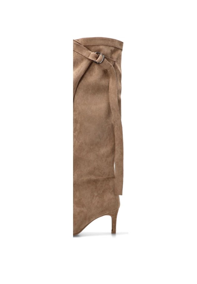 Bota slouchy de antelina taupe con tacón medio para mujer IDEAL SHOES RXJ-332