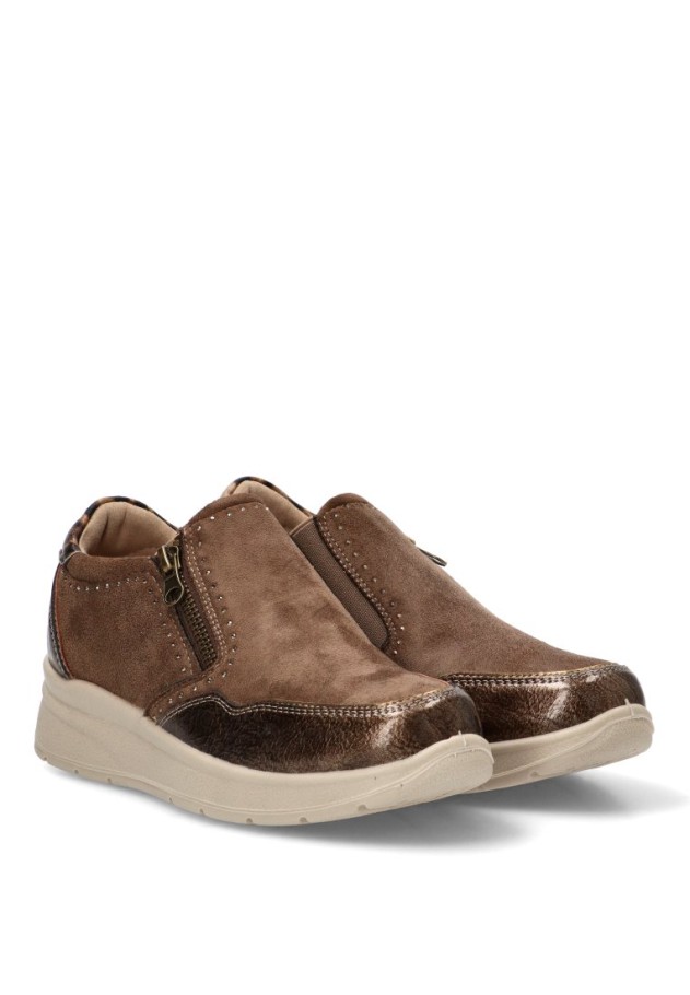 Mocasín AMARPIES ATL31131 taupe con suela plana para mujer