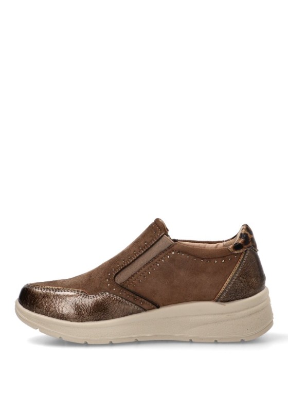 Mocasín AMARPIES ATL31131 taupe con suela plana para mujer
