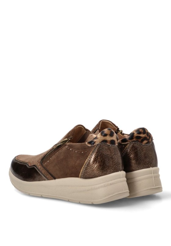 Mocasín AMARPIES ATL31131 taupe con suela plana para mujer