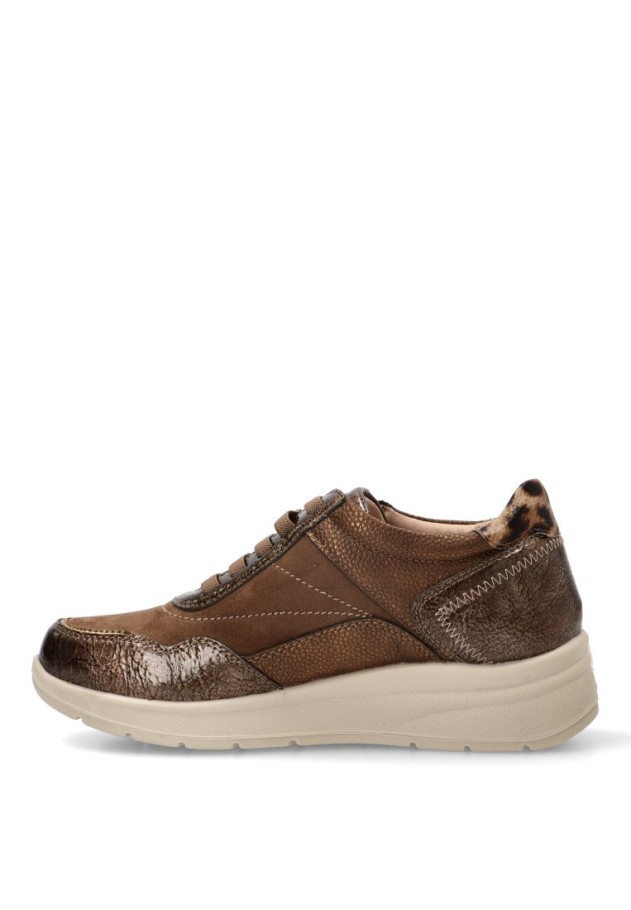 Deportivo taupe con cuña media de mujer AMARPIES ATL31133