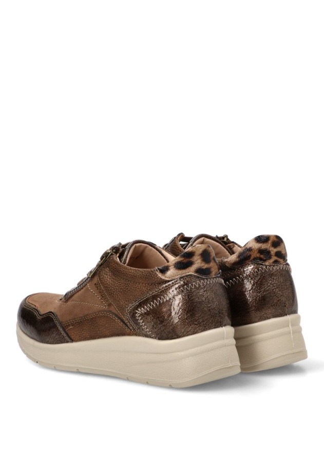 Deportivo taupe con cuña media de mujer AMARPIES ATL31133