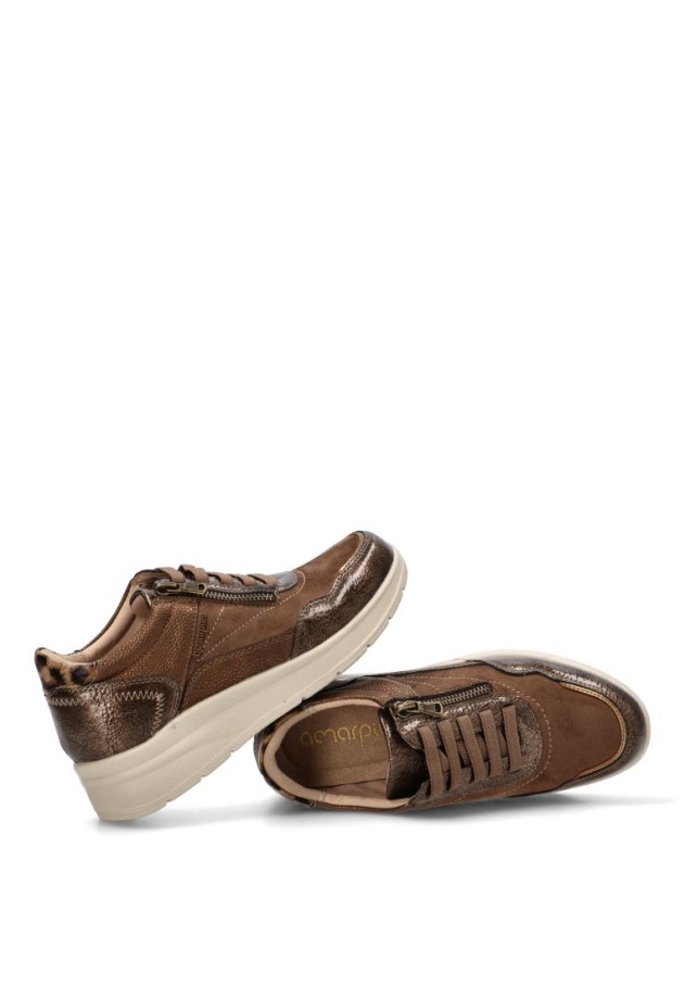 Deportivo taupe con cuña media de mujer AMARPIES ATL31133