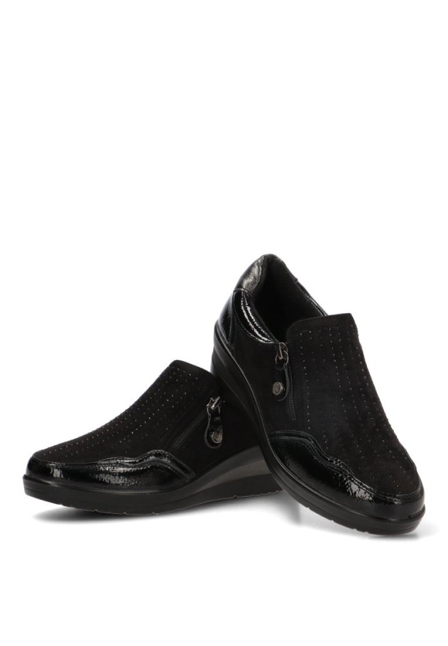 Mocasín negro con cuña media de mujer AMARPIES AMD29385