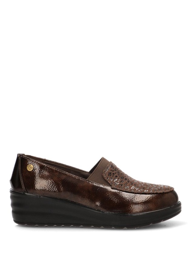 Mocasín marrón AMARPIES AMD31047 de mujer con cuña media