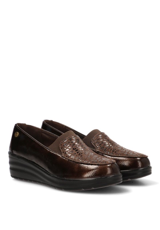 Mocasín marrón AMARPIES AMD31047 de mujer con cuña media