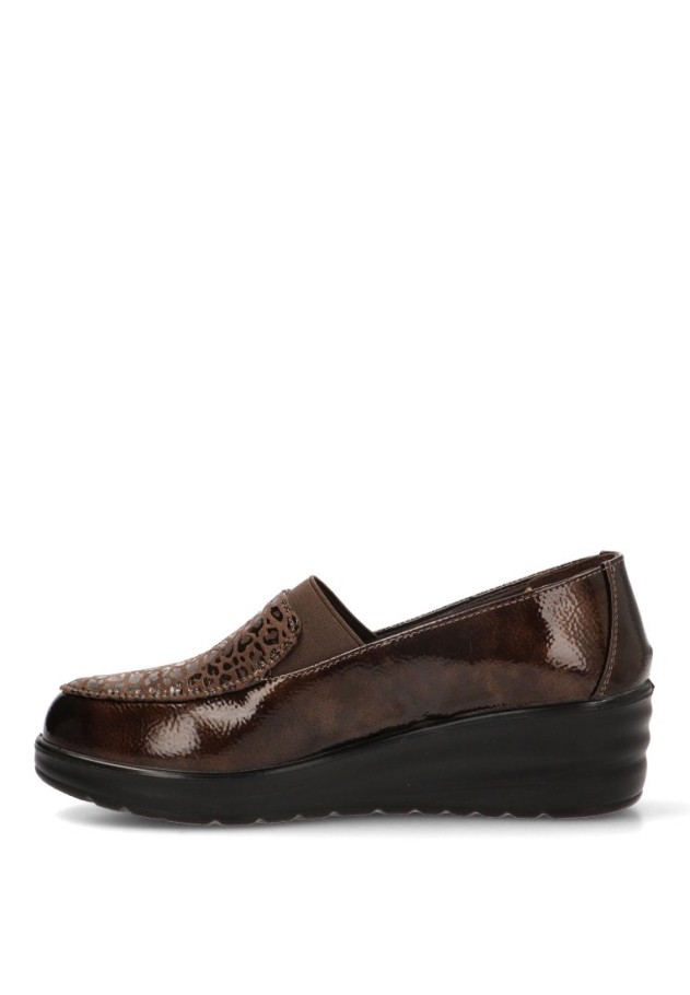 Mocasín marrón AMARPIES AMD31047 de mujer con cuña media